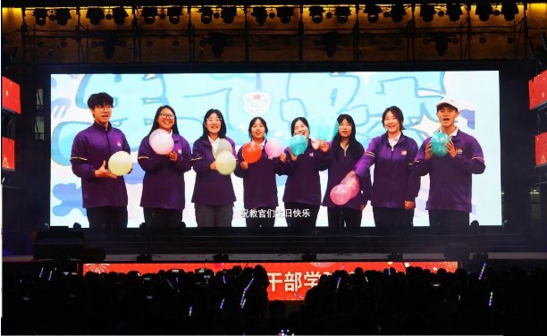 和2025级全体新生共同观看演出
