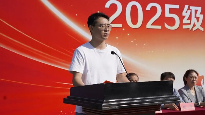 她向新生们致以热烈的欢迎并提出殷切期