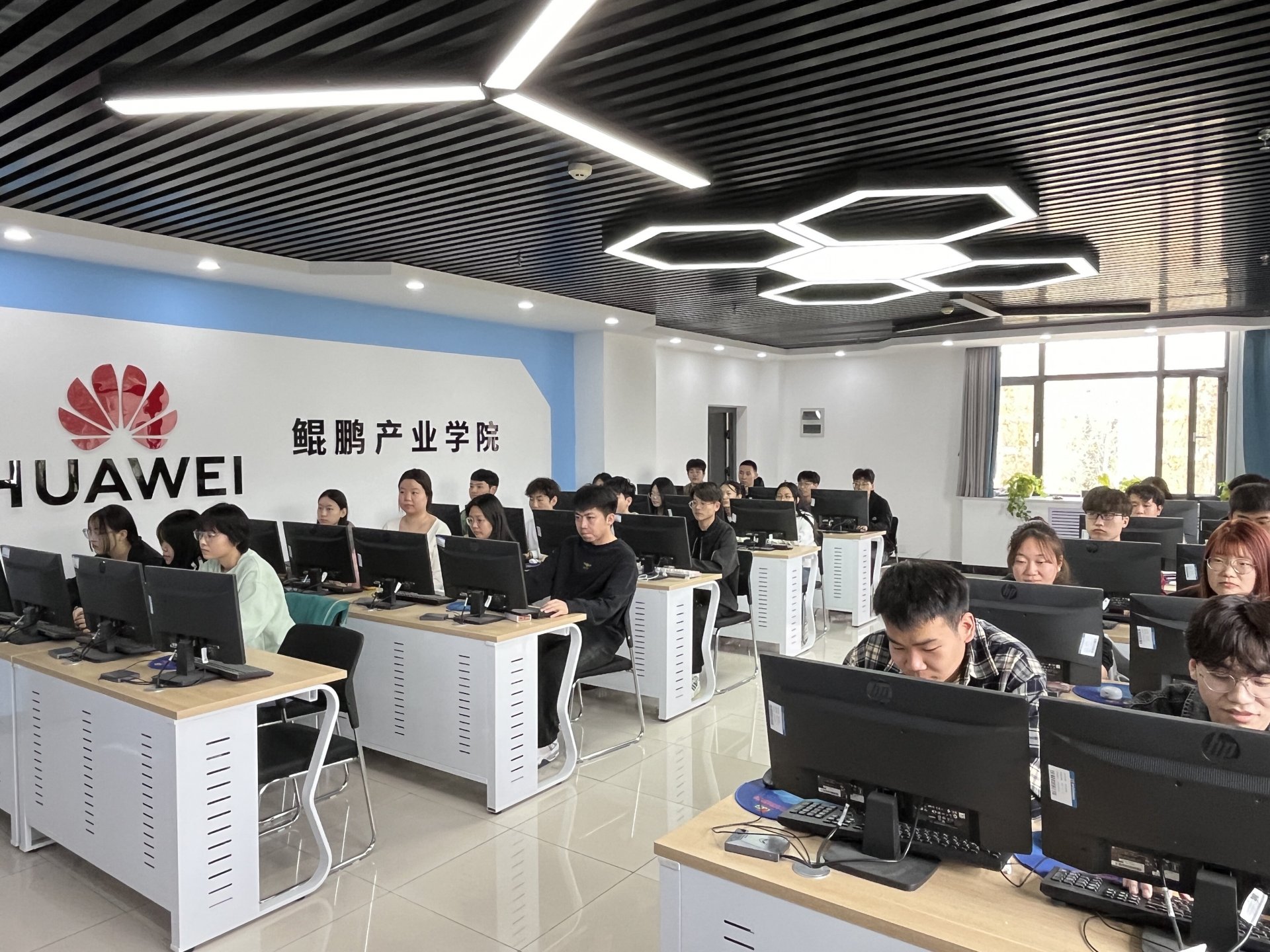 与美亚联创（北京）科技有限亿百app