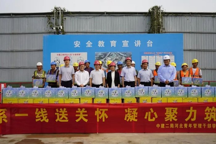 调研组深入施工现场